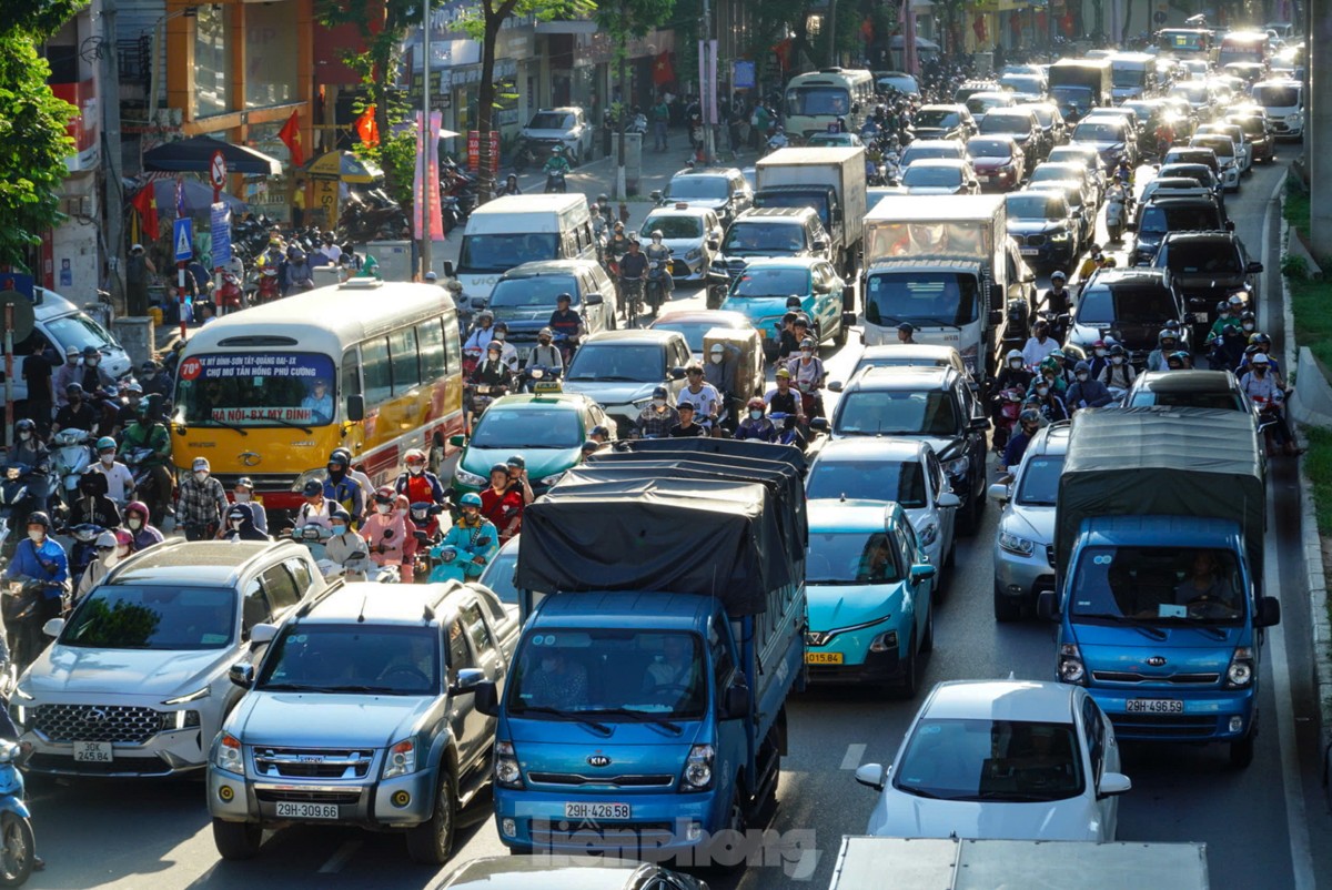 Người dân &quot;tay xách nách mang&quot; rời Thủ đô nghỉ lễ, các ngả đường cửa ngõ Hà Nội ùn tắc - Ảnh 5.