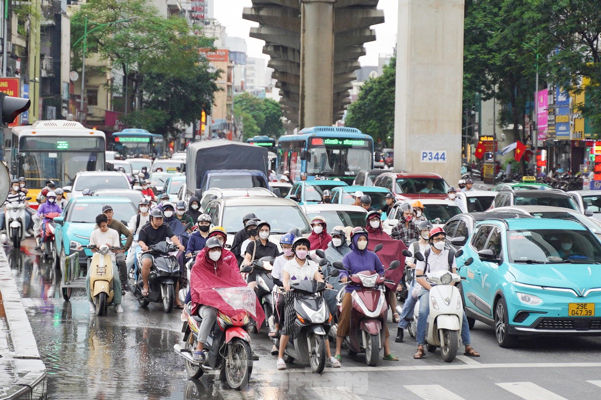 Giao thông Hà Nội ùn tắc từ sáng tới trưa trong ngày làm việc cuối trước nghỉ lễ 2/9 - Ảnh 2.