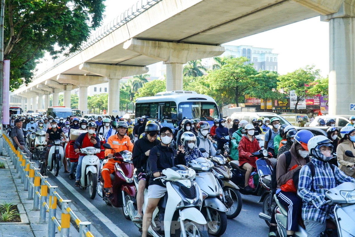 Người dân &quot;tay xách nách mang&quot; rời Thủ đô nghỉ lễ, các ngả đường cửa ngõ Hà Nội ùn tắc - Ảnh 11.