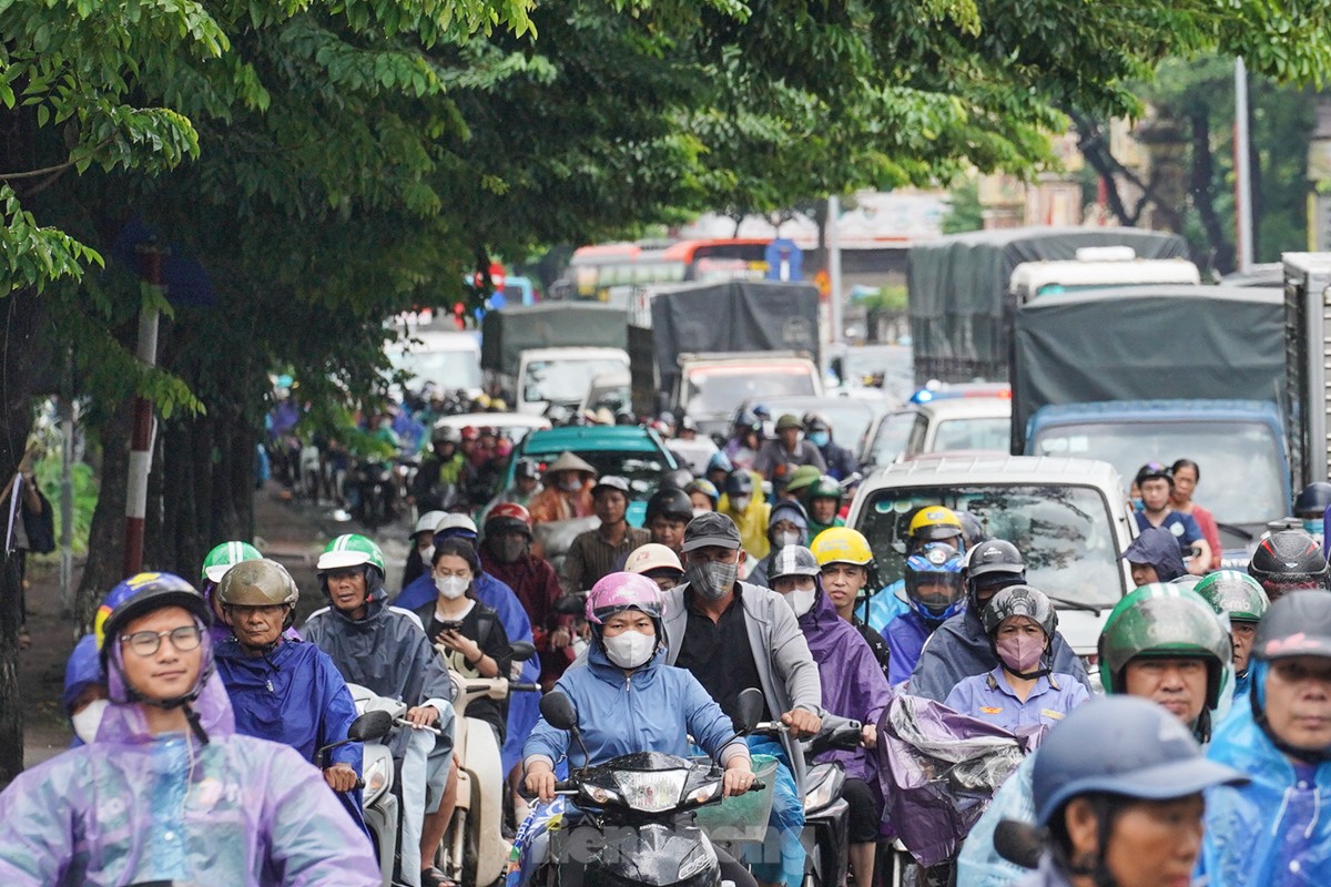 Giao thông Hà Nội ùn tắc từ sáng tới trưa trong ngày làm việc cuối trước nghỉ lễ 2/9 - Ảnh 9.