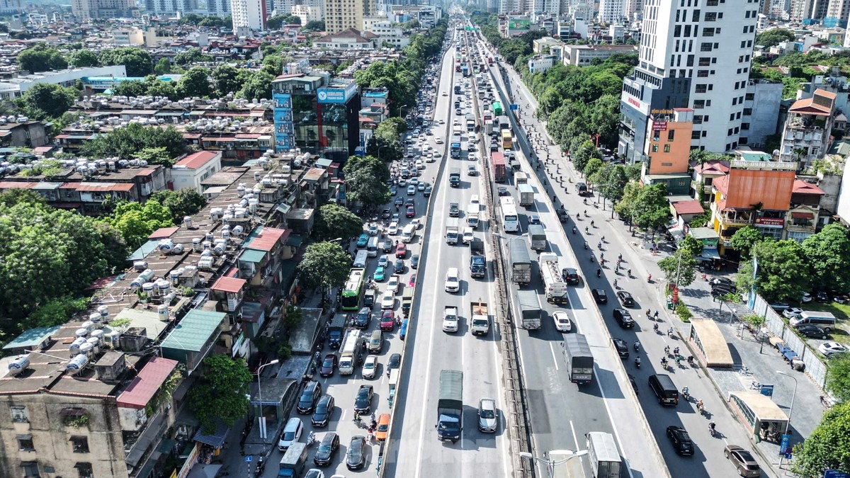 Người dân &quot;tay xách nách mang&quot; rời Thủ đô nghỉ lễ, các ngả đường cửa ngõ Hà Nội ùn tắc - Ảnh 2.