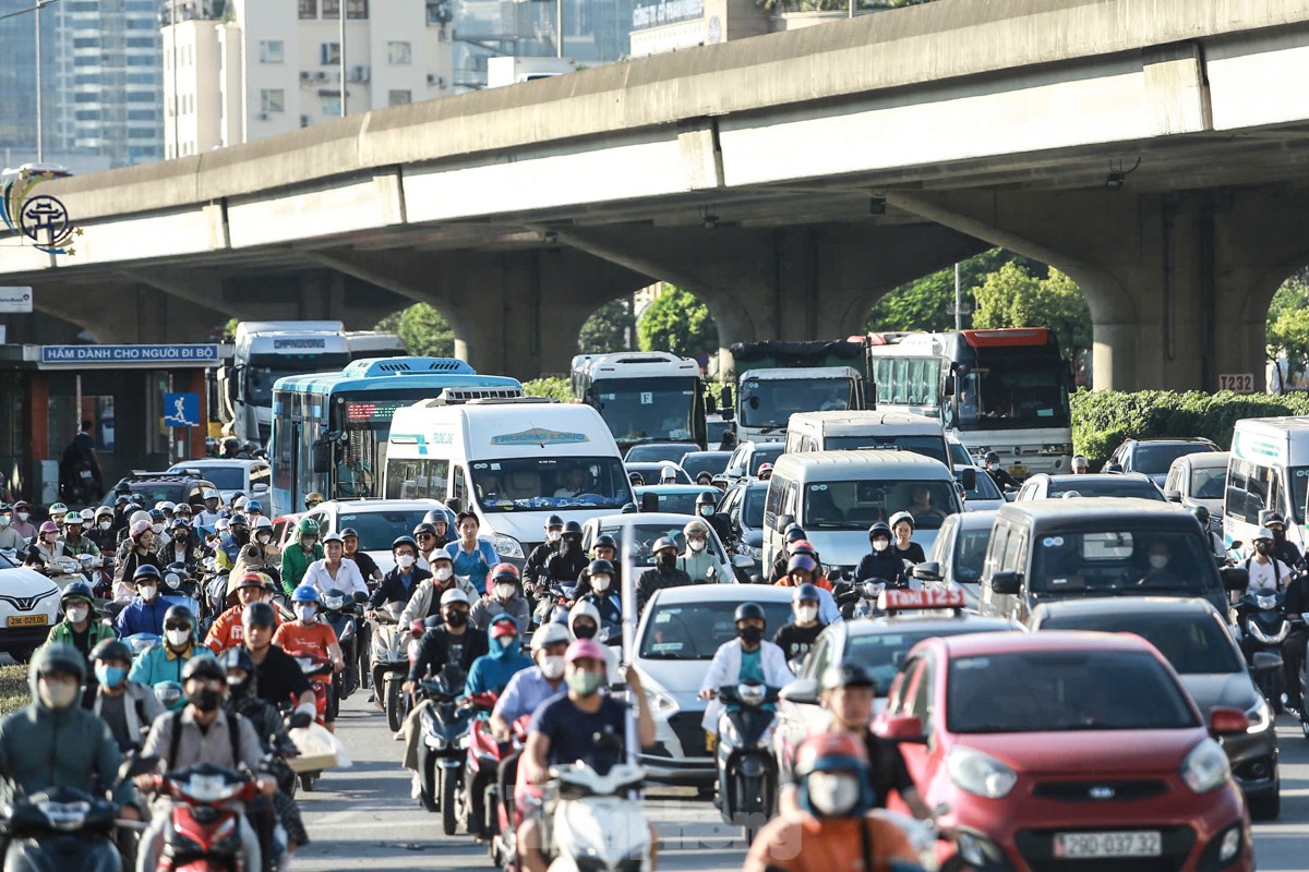 Người dân &quot;tay xách nách mang&quot; rời Thủ đô nghỉ lễ, các ngả đường cửa ngõ Hà Nội ùn tắc - Ảnh 6.