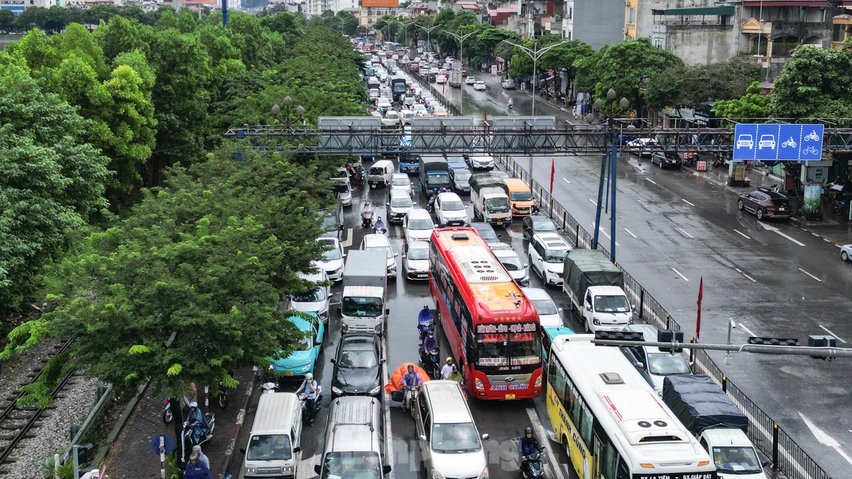 Giao thông Hà Nội ùn tắc từ sáng tới trưa trong ngày làm việc cuối trước nghỉ lễ 2/9 - Ảnh 8.