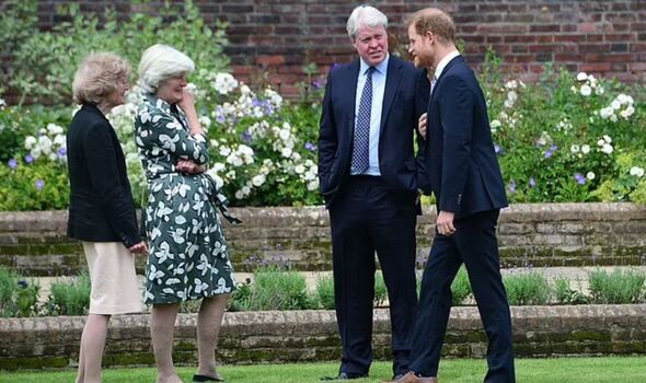 Có 3 nhân vật có thể là chìa khóa hàn gắn cho mối quan hệ rạn nứt giữa anh em William và Harry- Ảnh 2.