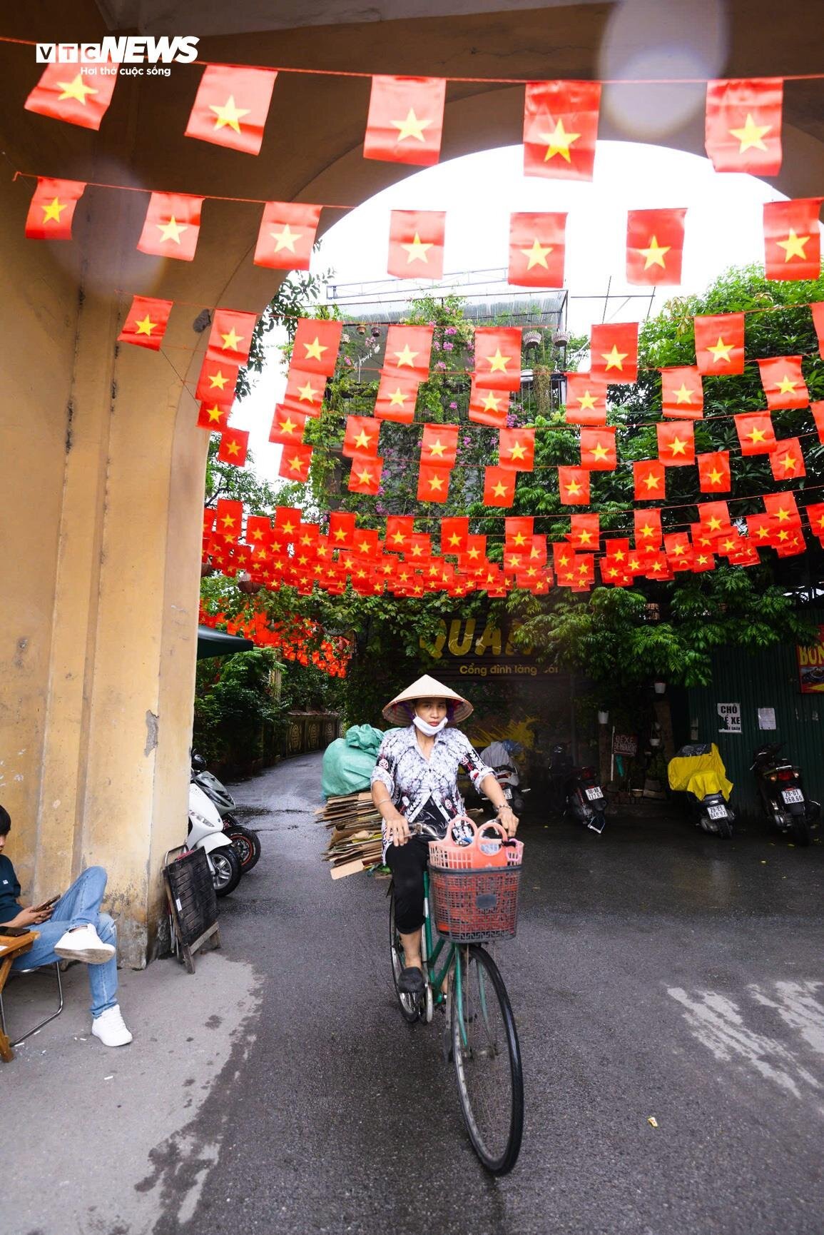 Từ đường lớn đến ngõ nhỏ Hà Nội đỏ thắm sắc cờ Tổ quốc thiêng liêng - Ảnh 7.