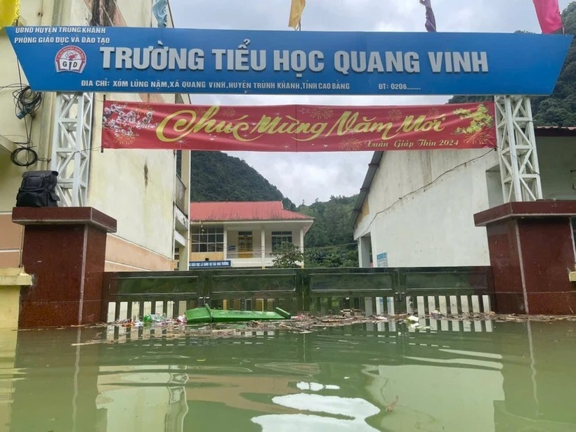 Hiệu trưởng &quot;bơi vào trường&quot; kiểm tra tài sản bất ngờ nhận tin vui - Ảnh 1.