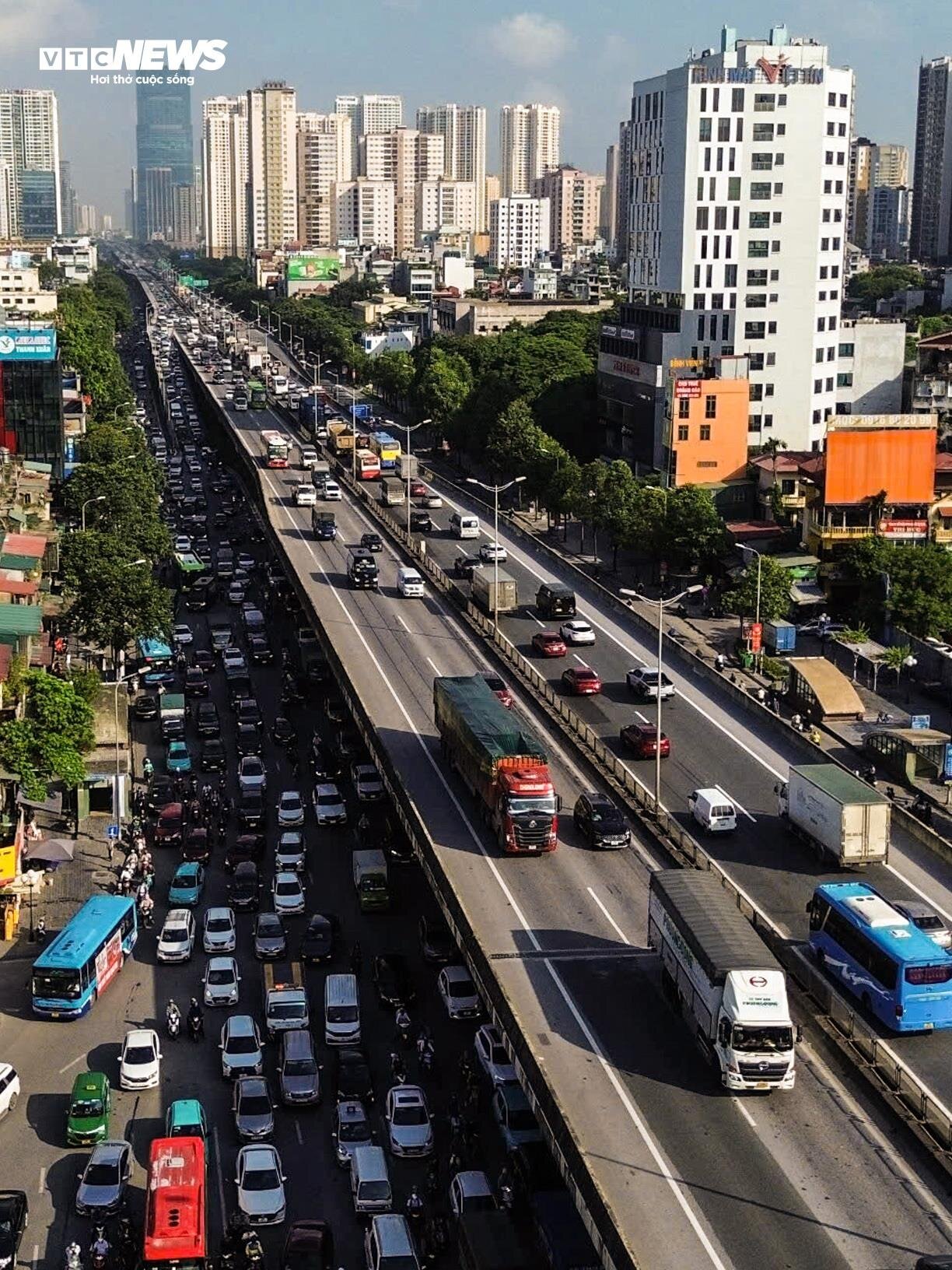 Dân nườm nượp về quê nghỉ lễ 2/9, cửa ngõ Hà Nội ùn ứ từ sáng sớm - Ảnh 4.