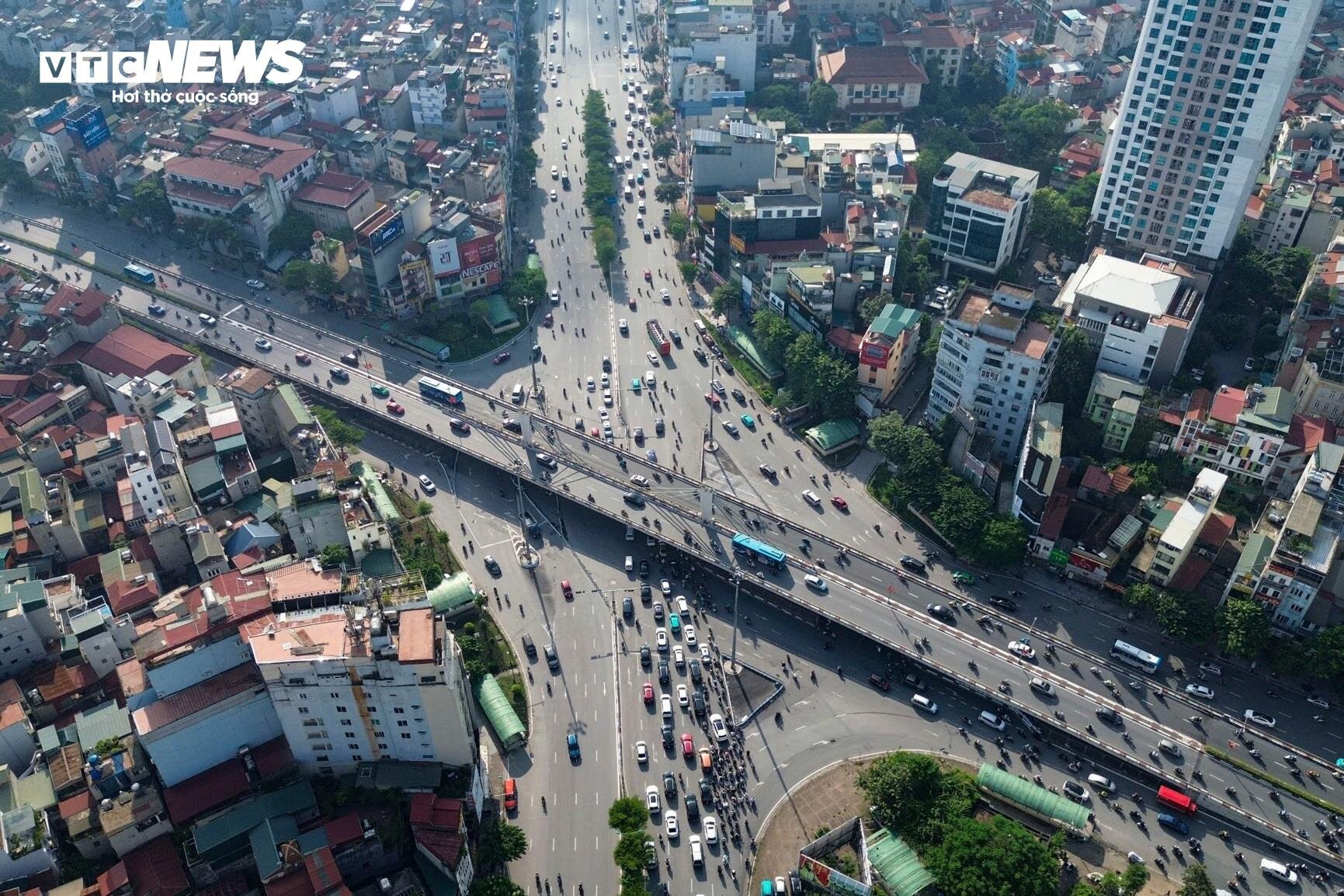 Dân nườm nượp về quê nghỉ lễ 2/9, cửa ngõ Hà Nội ùn ứ từ sáng sớm - Ảnh 19.