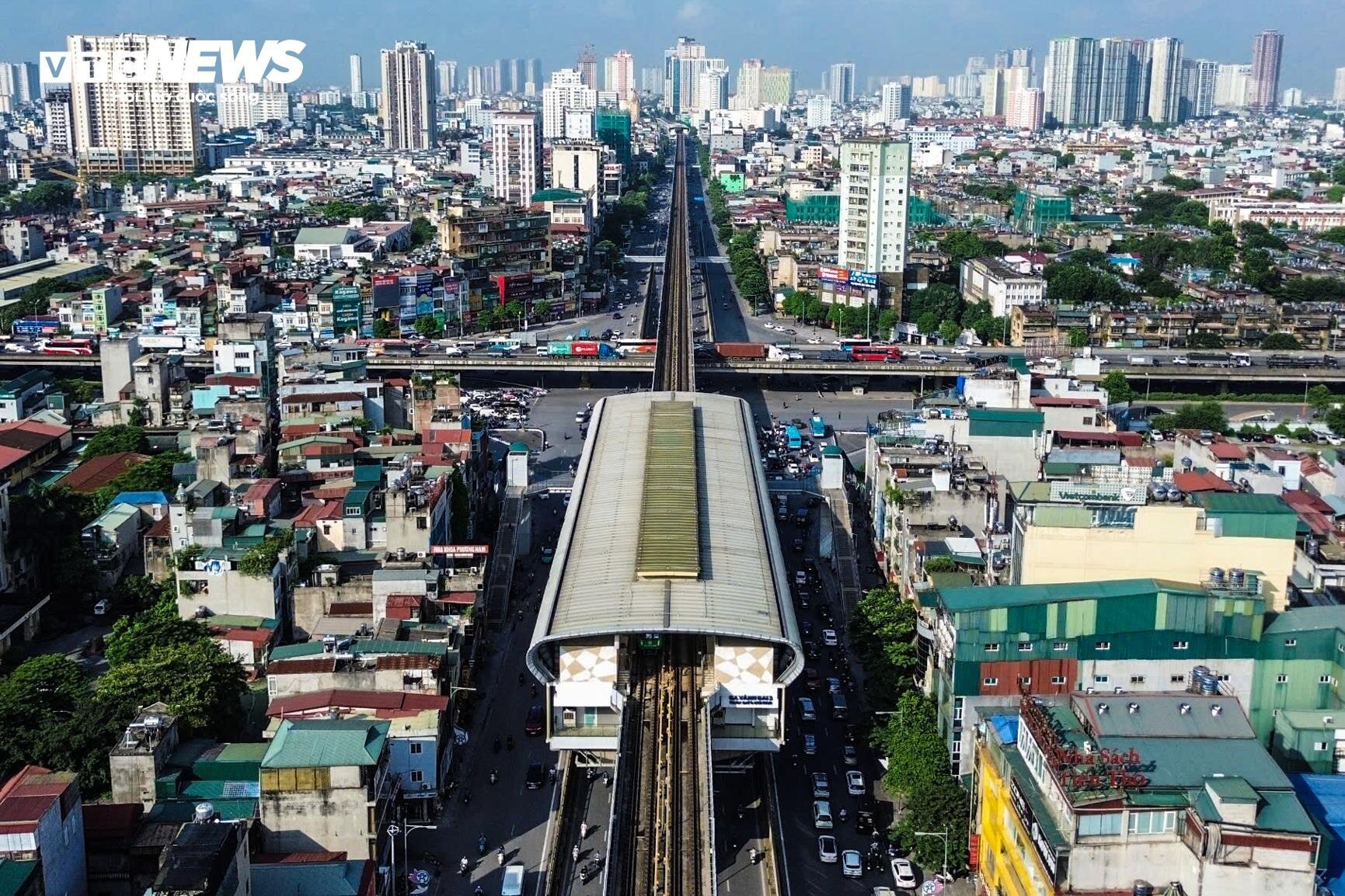 Dân nườm nượp về quê nghỉ lễ 2/9, cửa ngõ Hà Nội ùn ứ từ sáng sớm - Ảnh 1.