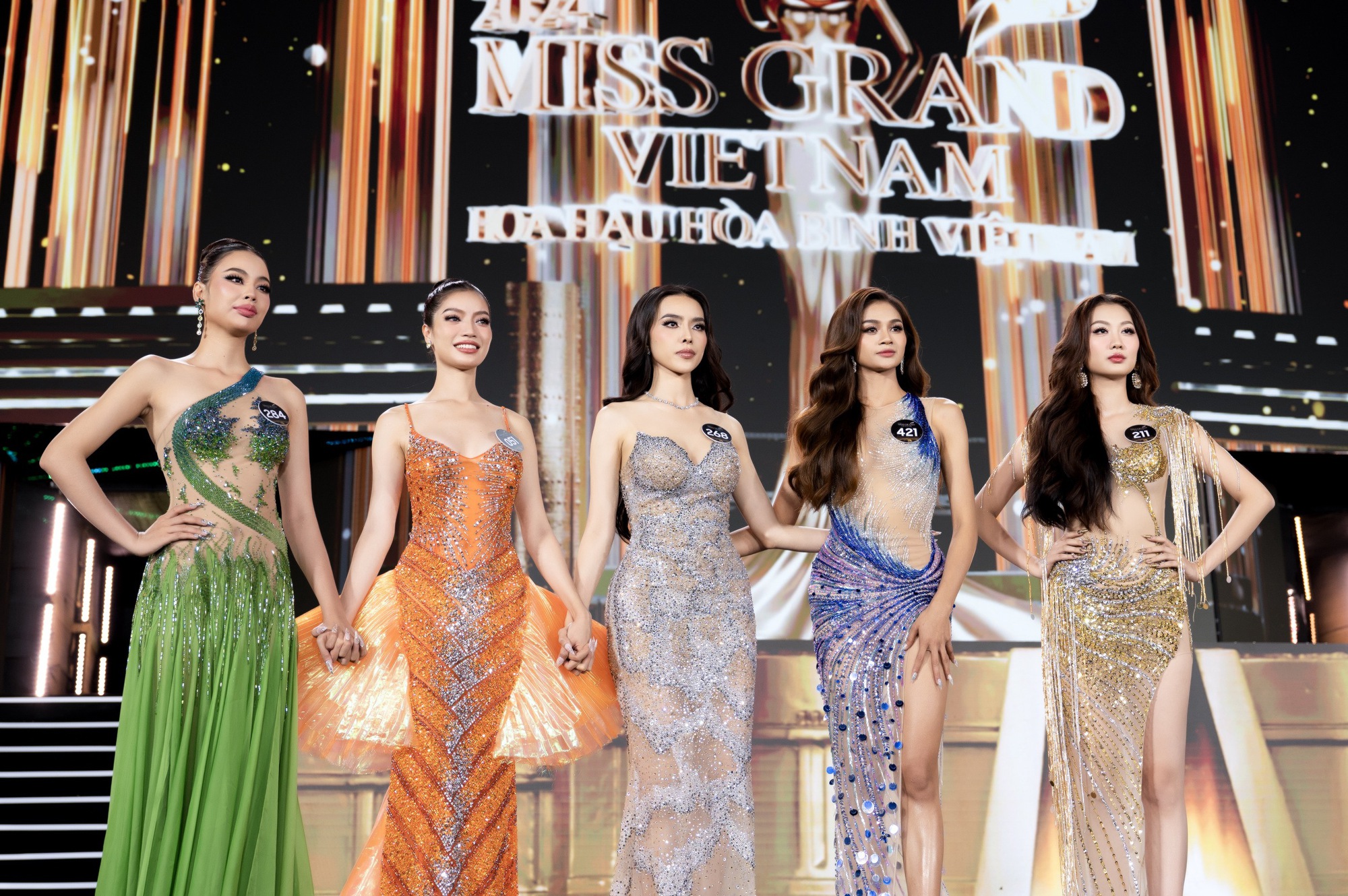 Toàn cảnh Chung kết Miss Grand Vietnam 2024: Âm nhạc và camera kém chuyên nghiệp, loạt chi tiết khó hiểu từ ứng xử đến kết quả!- Ảnh 1.