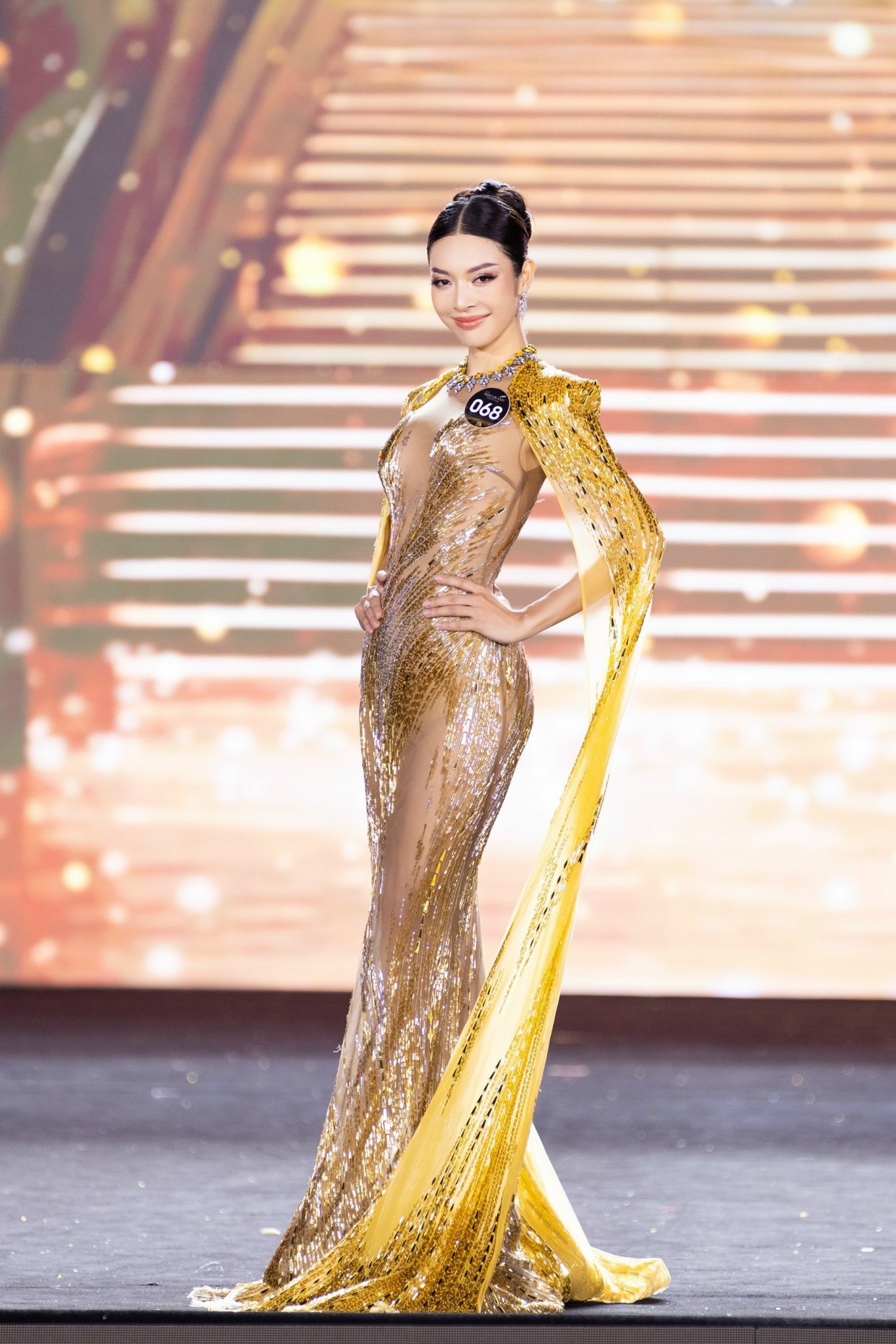 Bùi Lý Thiên Hương đội vương miện, bật khóc nói về việc rớt top 10 Miss Grand Vietnam 2024- Ảnh 1.