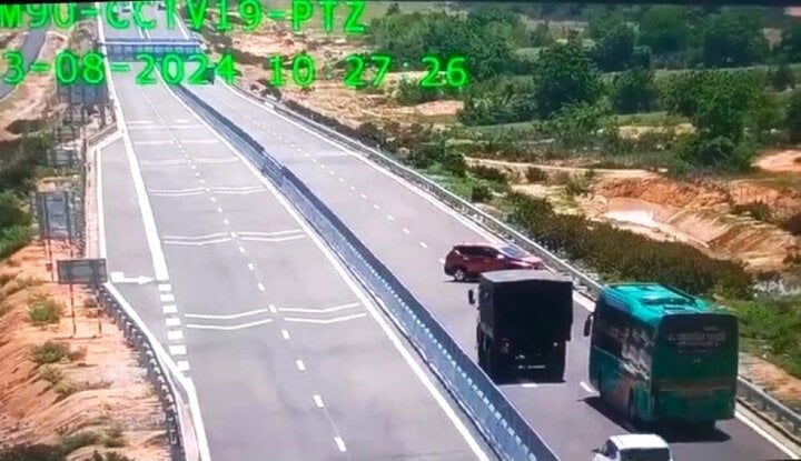 Thi rớt bằng lái ô tô, tài xế chạy ngược chiều trên cao tốc Cam Lâm – Vĩnh Hảo - Ảnh 2.