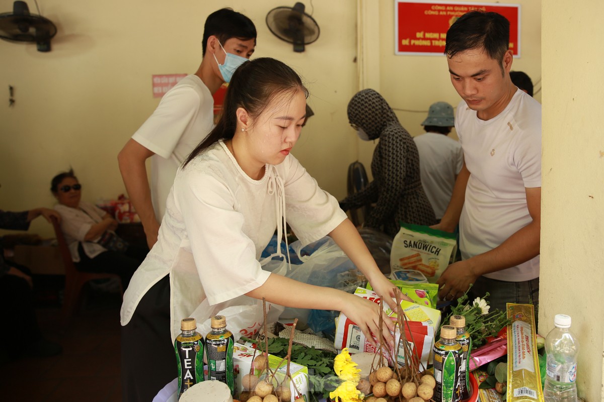 Chen chân lễ Phủ Tây Hồ trong ngày đầu tháng 'cô hồn' - Ảnh 5.