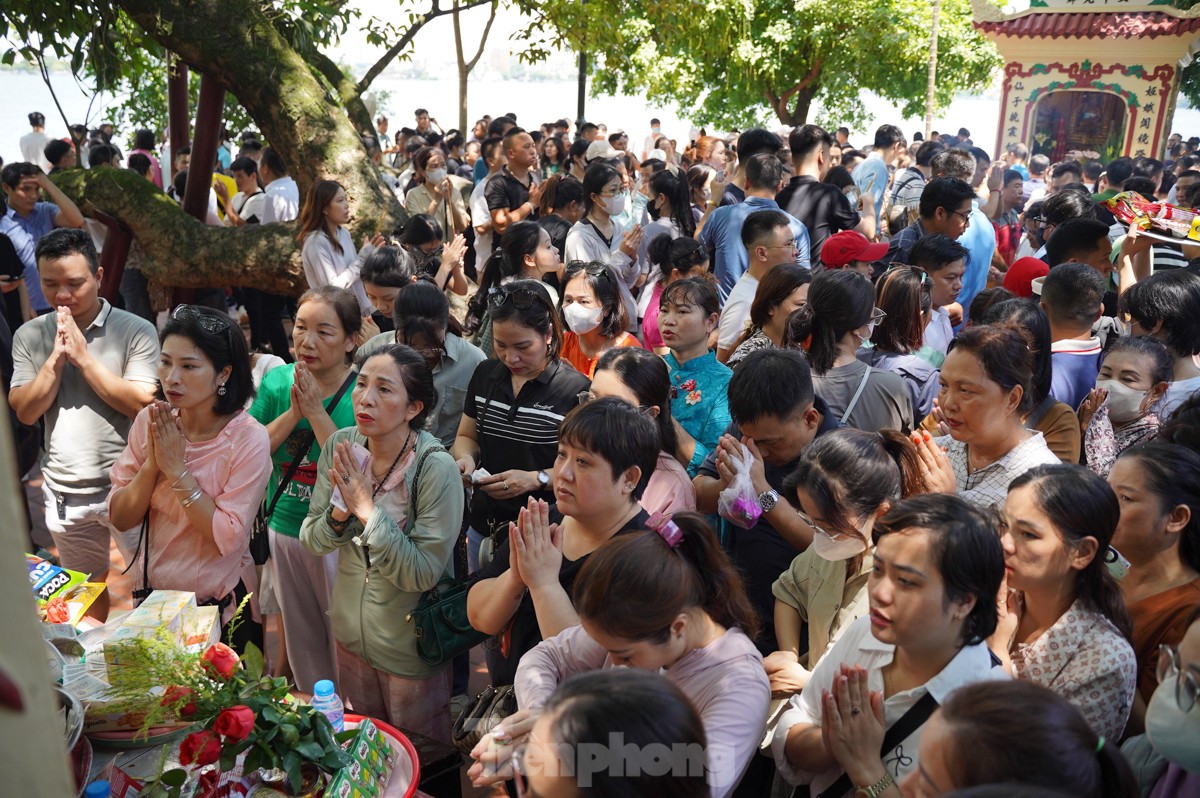 Chen chân lễ Phủ Tây Hồ trong ngày đầu tháng 'cô hồn' - Ảnh 9.