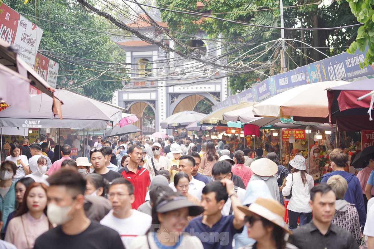 Chen chân lễ Phủ Tây Hồ trong ngày đầu tháng 'cô hồn' - Ảnh 1.