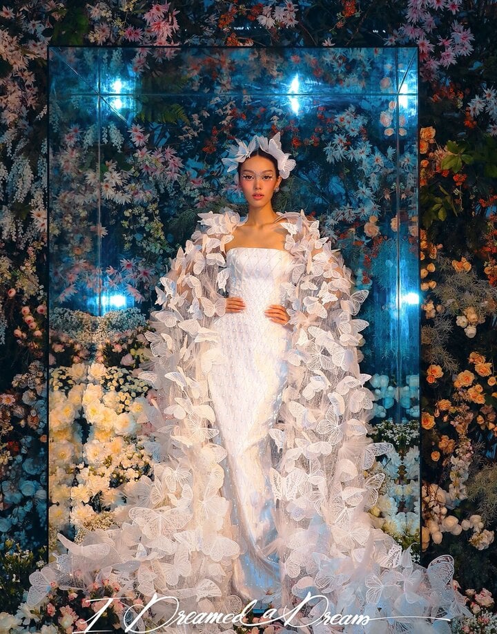 NTK Chung Thanh Phong ra mắt 80 bộ đầm cưới bản giới hạn dòng Haute Couture - Ảnh 2.