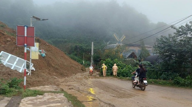 Sạt lở trong đêm ở Sơn La vùi lấp cả gia đình, một cháu bé tử vong - Ảnh 2.