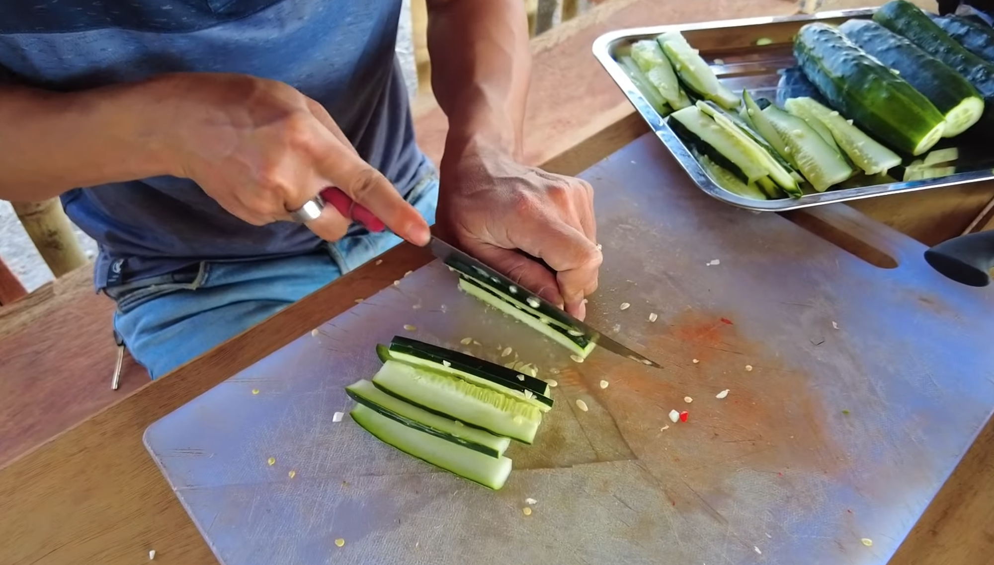 Làm bánh mì trứng đãi anh em châu Phi nhưng không ai muốn ăn thêm, biết lý do người đàn ông Việt nghẹn cổ - Ảnh 5.