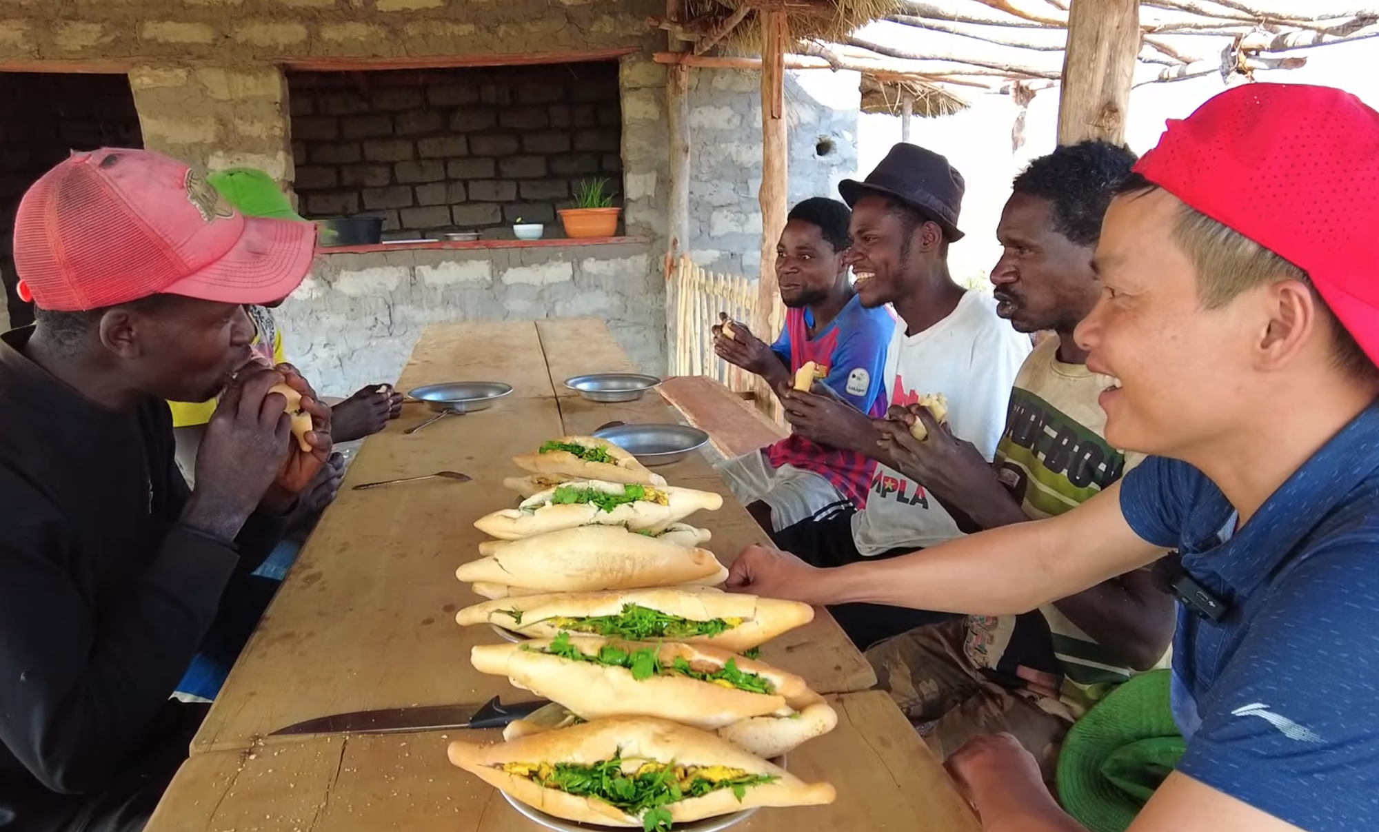 Làm bánh mì trứng đãi anh em châu Phi nhưng không ai muốn ăn thêm, biết lý do người đàn ông Việt nghẹn cổ - Ảnh 11.