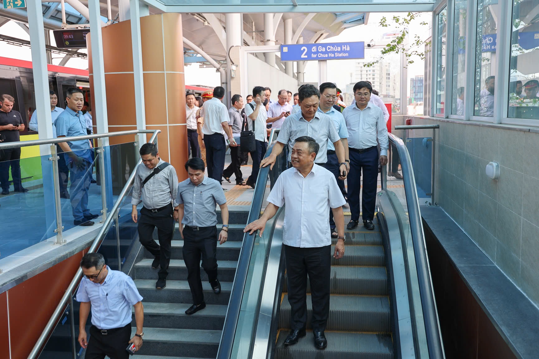 Người dân Hà Nội chính thức được đi tuyến metro gần 35.000 tỷ đồng sau 14 năm chờ đợi - Ảnh 1.