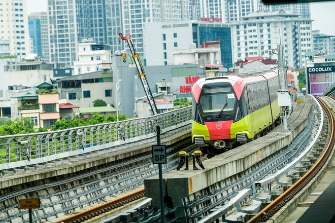 Người dân Hà Nội chính thức được đi tuyến metro gần 35.000 tỷ đồng sau 14 năm chờ đợi - Ảnh 4.