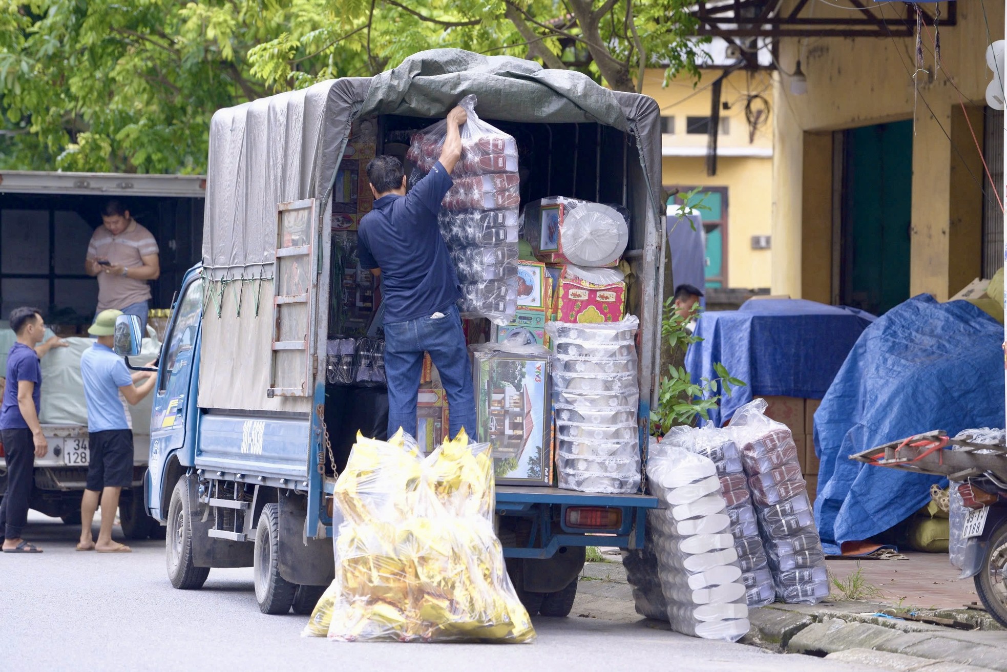 Biệt thự, xe sang cho người cõi âm lên kệ phục vụ Rằm tháng 7 - Ảnh 2.