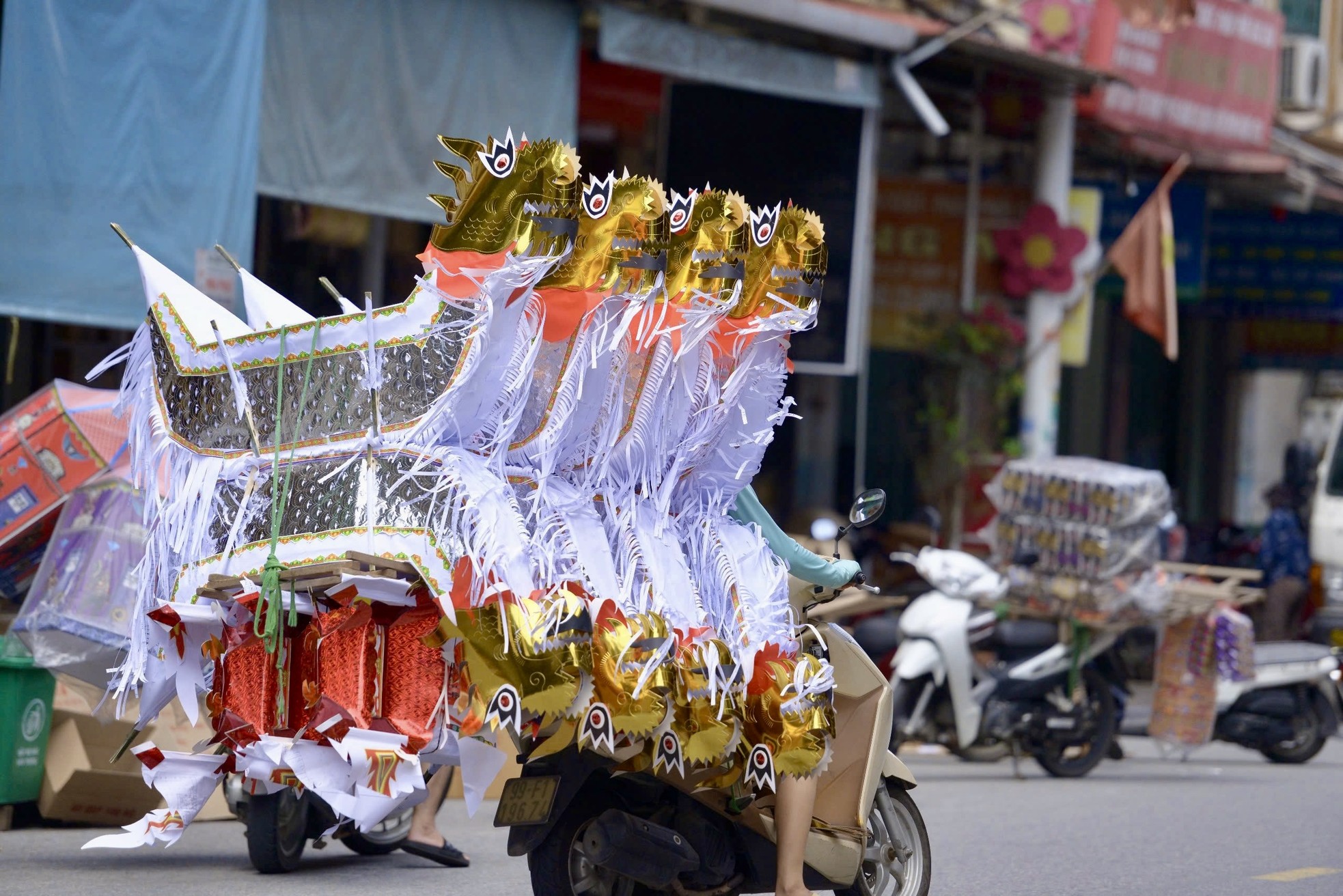 Biệt thự, xe sang cho người cõi âm lên kệ phục vụ Rằm tháng 7 - Ảnh 12.