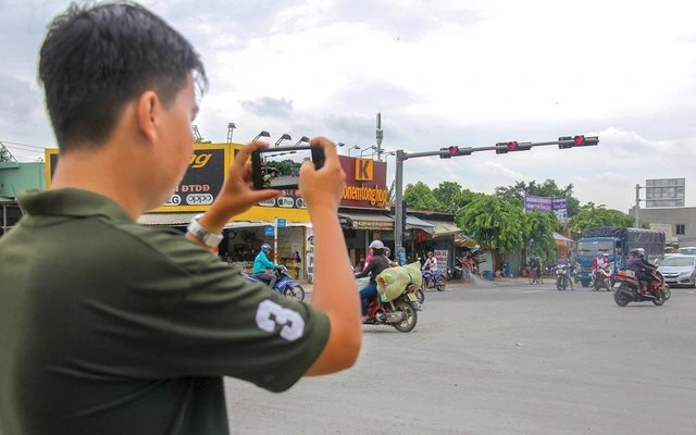 Đề xuất thưởng tới 5 triệu đồng cho người tố cáo vi phạm giao thông - Công việc kiếm bộn tiền cho các &quot;camera chạy bằng cơm&quot;? - Ảnh 1.