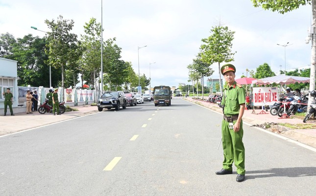 Xử vụ núp bóng công ty luật đòi nợ thuê số bị cáo đông chưa từng có tại Tiền Giang - Ảnh 1.