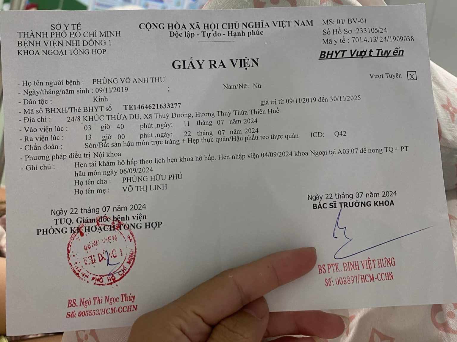 &Aacute;nh mắt cầu cứu của b&eacute; g&aacute;i 5 tuổi dị tật bẩm sinh, bị cha chối bỏ từ khi c&ograve;n trong bụng mẹ- Ảnh 7.