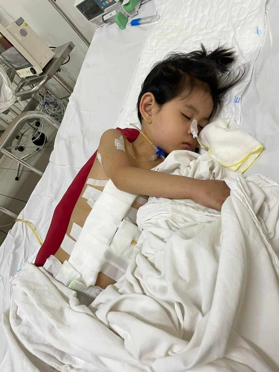 &Aacute;nh mắt cầu cứu của b&eacute; g&aacute;i 5 tuổi dị tật bẩm sinh, bị cha chối bỏ từ khi c&ograve;n trong bụng mẹ- Ảnh 4.
