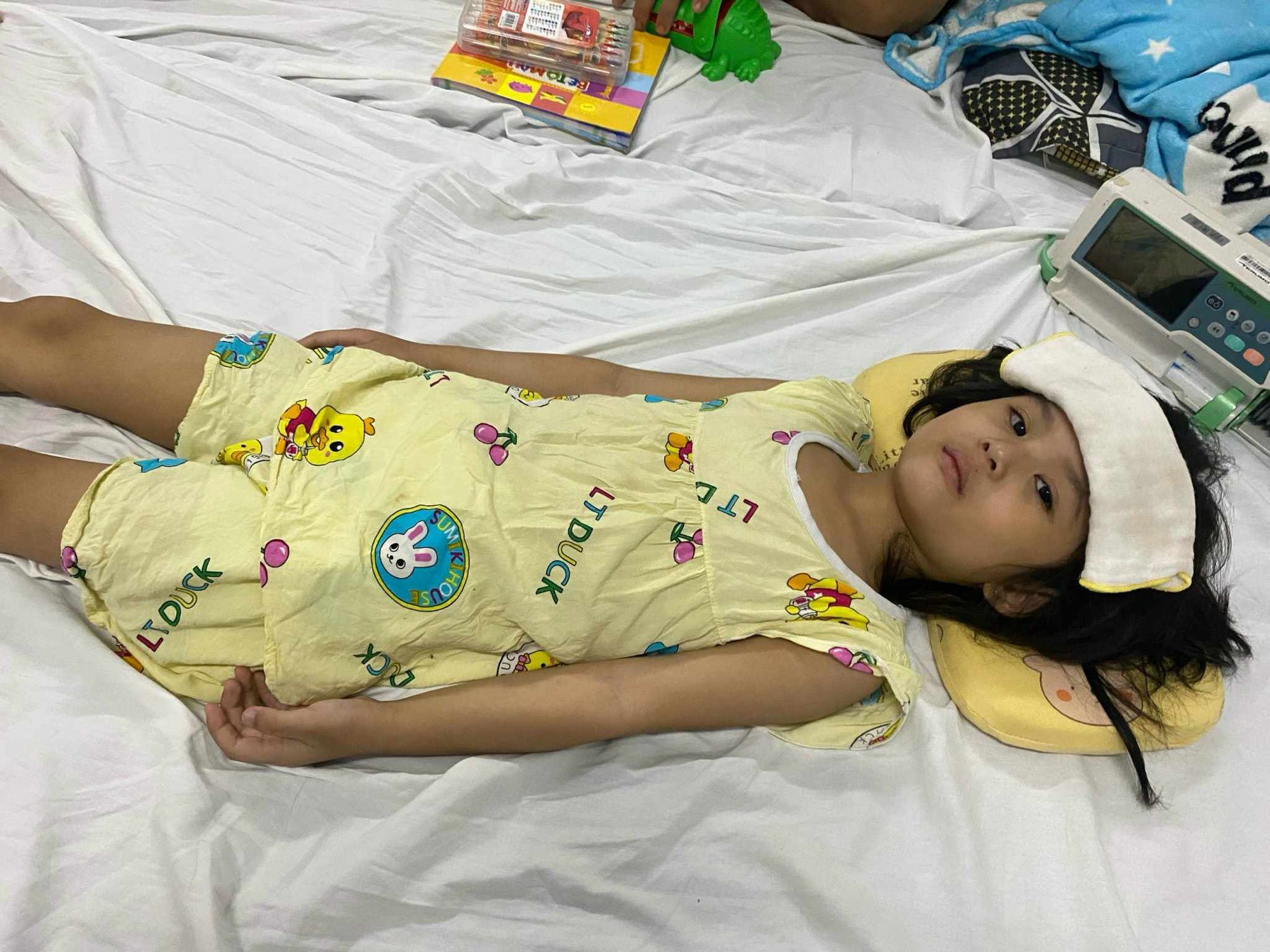&Aacute;nh mắt cầu cứu của b&eacute; g&aacute;i 5 tuổi dị tật bẩm sinh, bị cha chối bỏ từ khi c&ograve;n trong bụng mẹ- Ảnh 5.