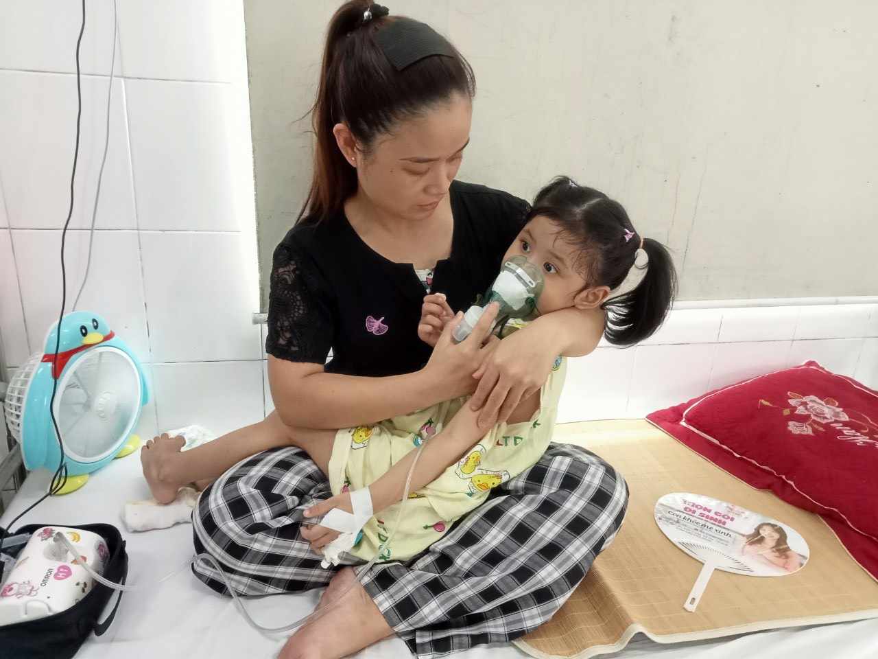 &Aacute;nh mắt cầu cứu của b&eacute; g&aacute;i 5 tuổi dị tật bẩm sinh, bị cha chối bỏ từ khi c&ograve;n trong bụng mẹ- Ảnh 3.
