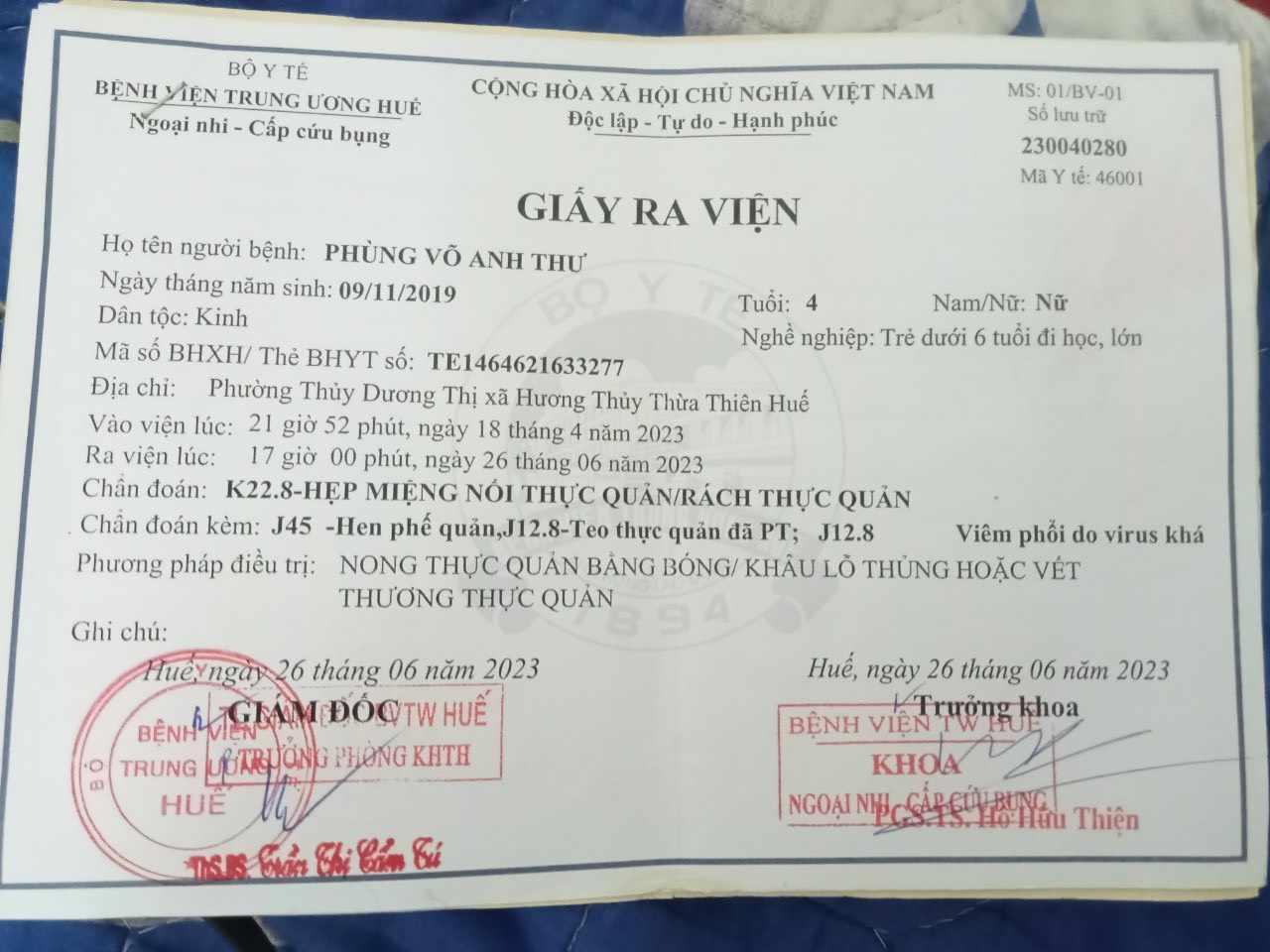 &Aacute;nh mắt cầu cứu của b&eacute; g&aacute;i 5 tuổi dị tật bẩm sinh, bị cha chối bỏ từ khi c&ograve;n trong bụng mẹ- Ảnh 2.