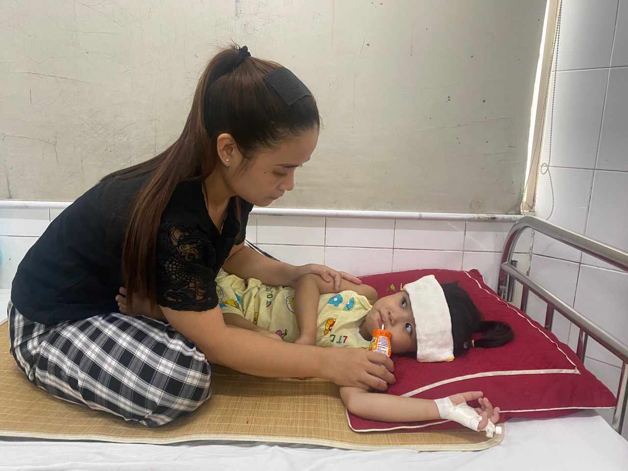 &Aacute;nh mắt cầu cứu của b&eacute; g&aacute;i 5 tuổi dị tật bẩm sinh, bị cha chối bỏ từ khi c&ograve;n trong bụng mẹ- Ảnh 6.