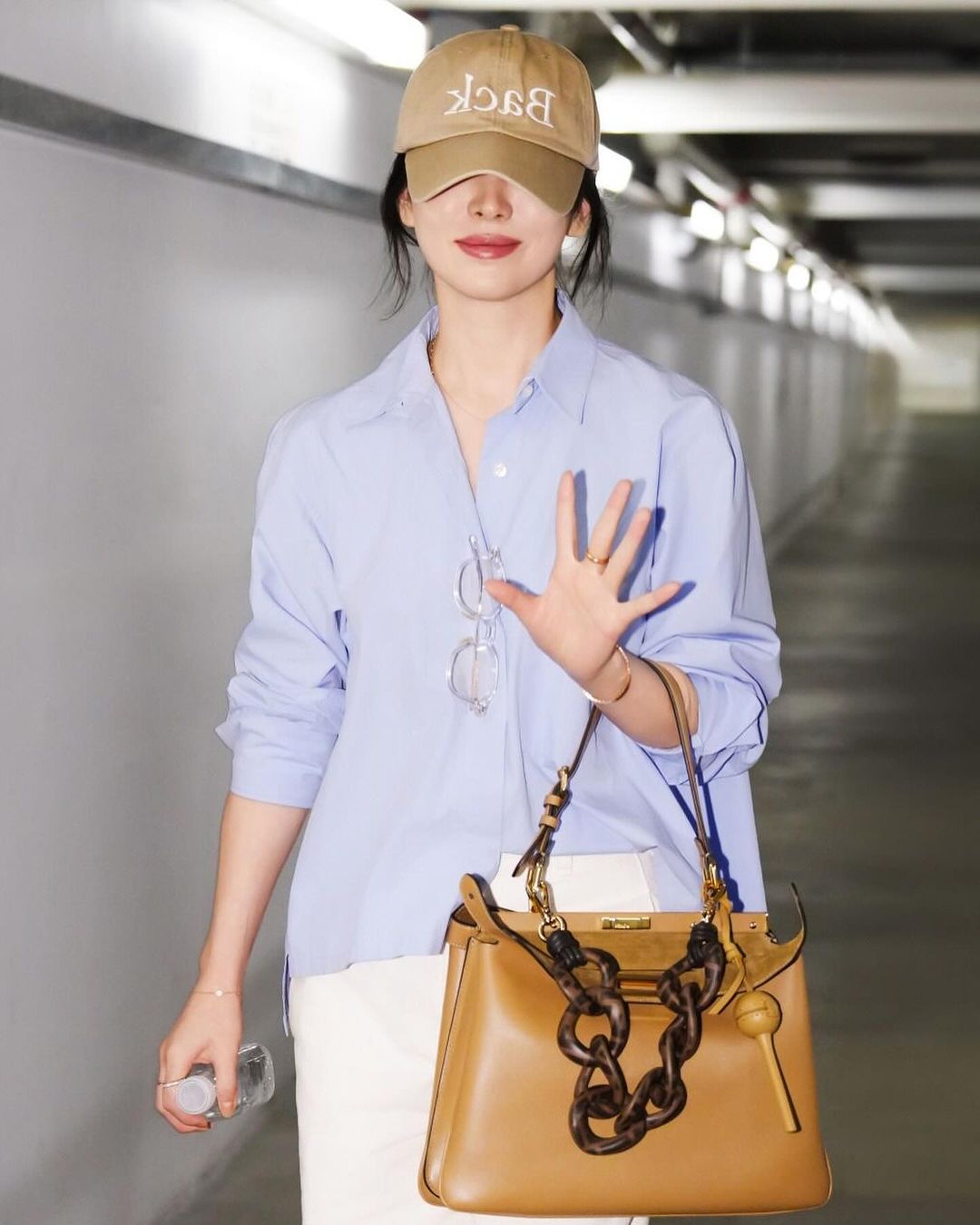 Chị đẹp Song Hye Kyo lại gây sốt ở Hong Kong, diện đồ đơn giản vẫn trở thành sự kiện hot - Ảnh 2. Chị đẹp Song Hye Kyo lại gây sốt ở Hong Kong, diện đồ đơn giản vẫn trở thành sự kiện hot - Ảnh 2.