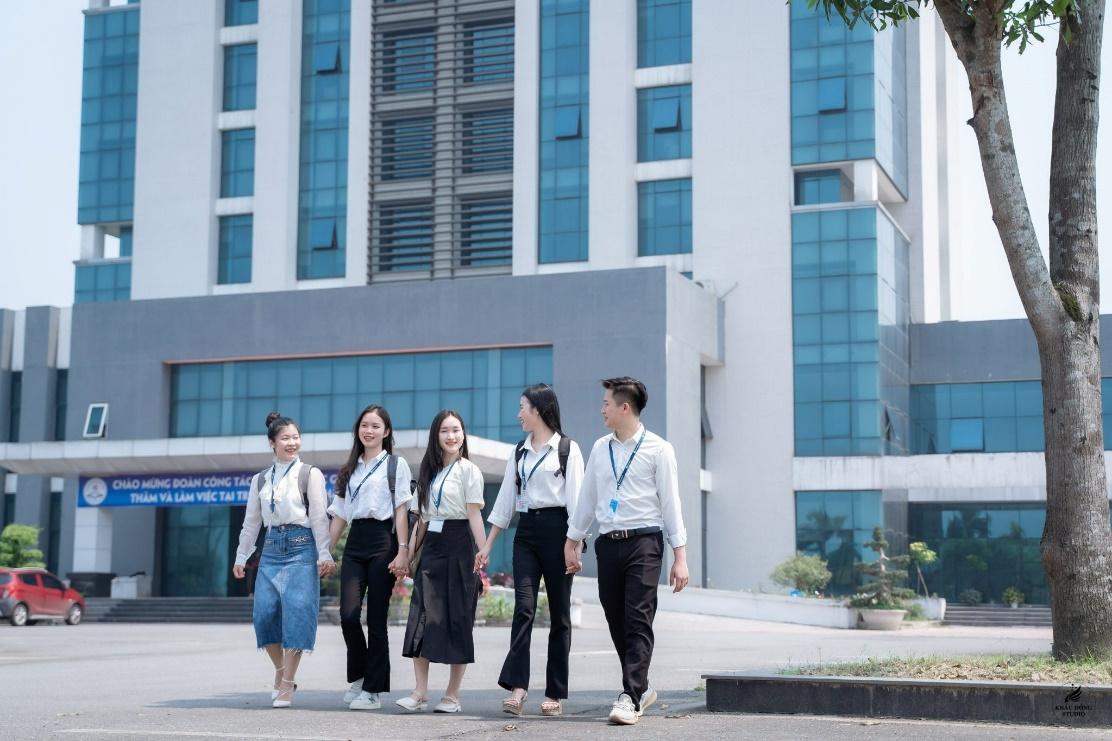 Giảng vi&ecirc;n bị đ&aacute;nh gi&aacute; 