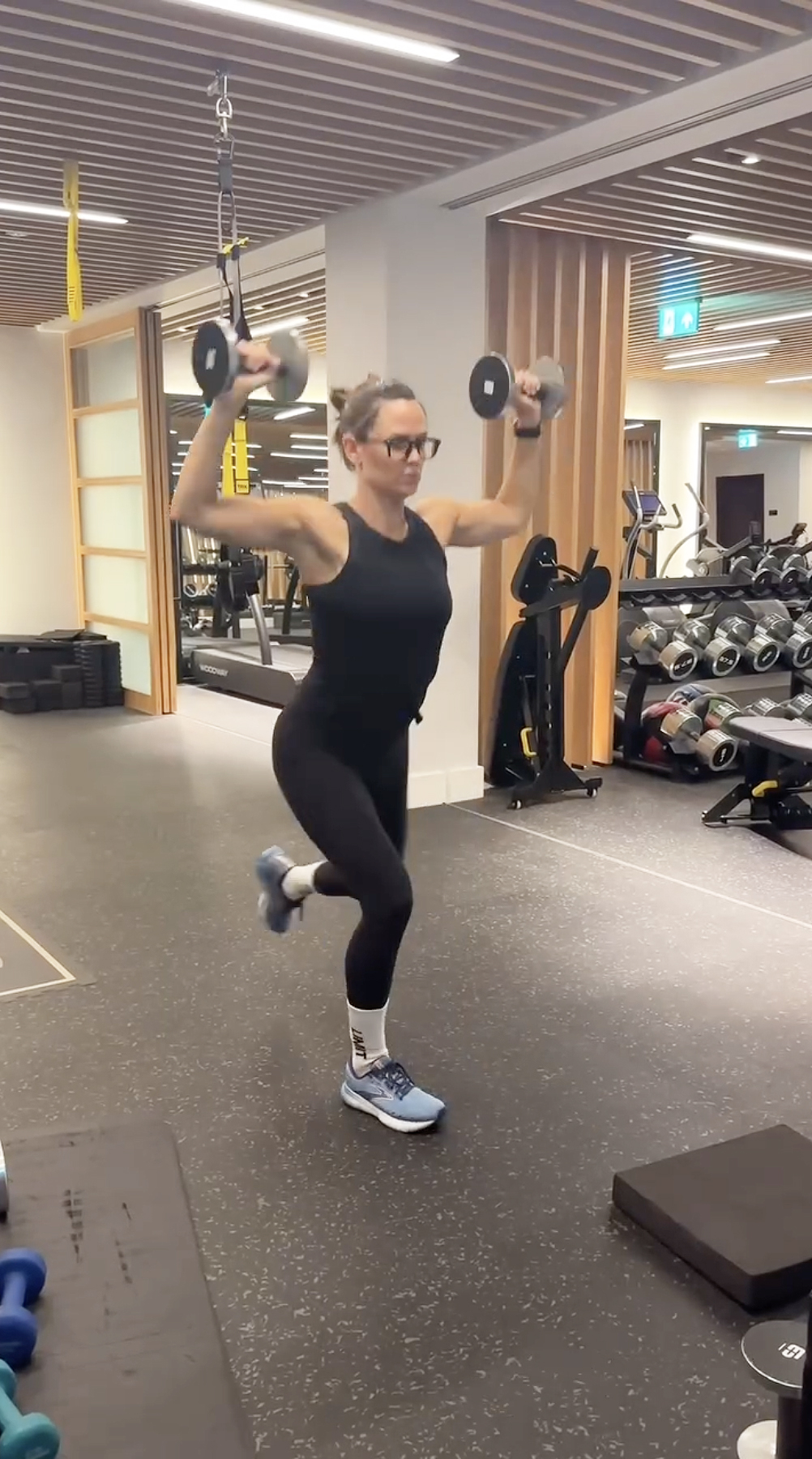 Jennifer Garner tập luyện ra sao để trở lại làm siêu anh hùng? - Ảnh 2. Jennifer Garner tập luyện ra sao để trở lại làm siêu anh hùng? - Ảnh 2.