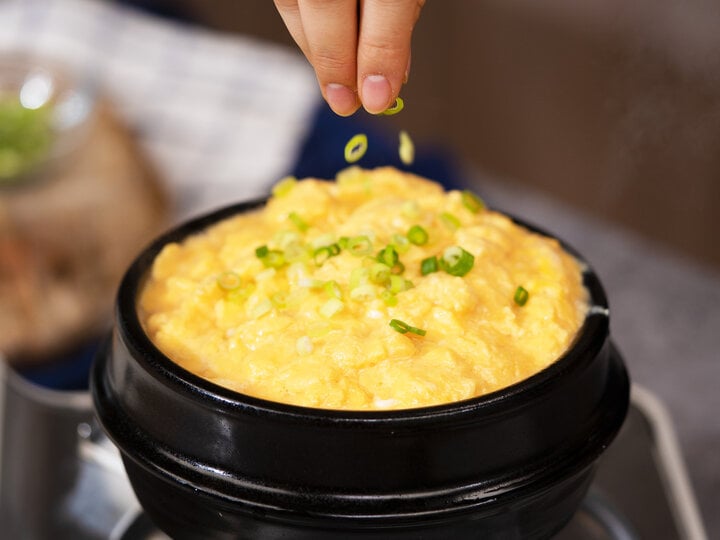 Hướng dẫn l&agrave;m trứng hấp b&iacute; đỏ ph&ocirc; mai - Ảnh 1.