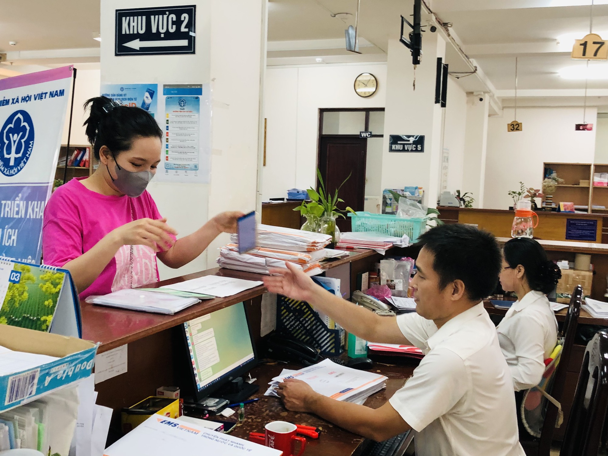 Từ tháng 7-2025, tai nạn trên đường đi làm không còn được xem là tai nan lao động- Ảnh 1.