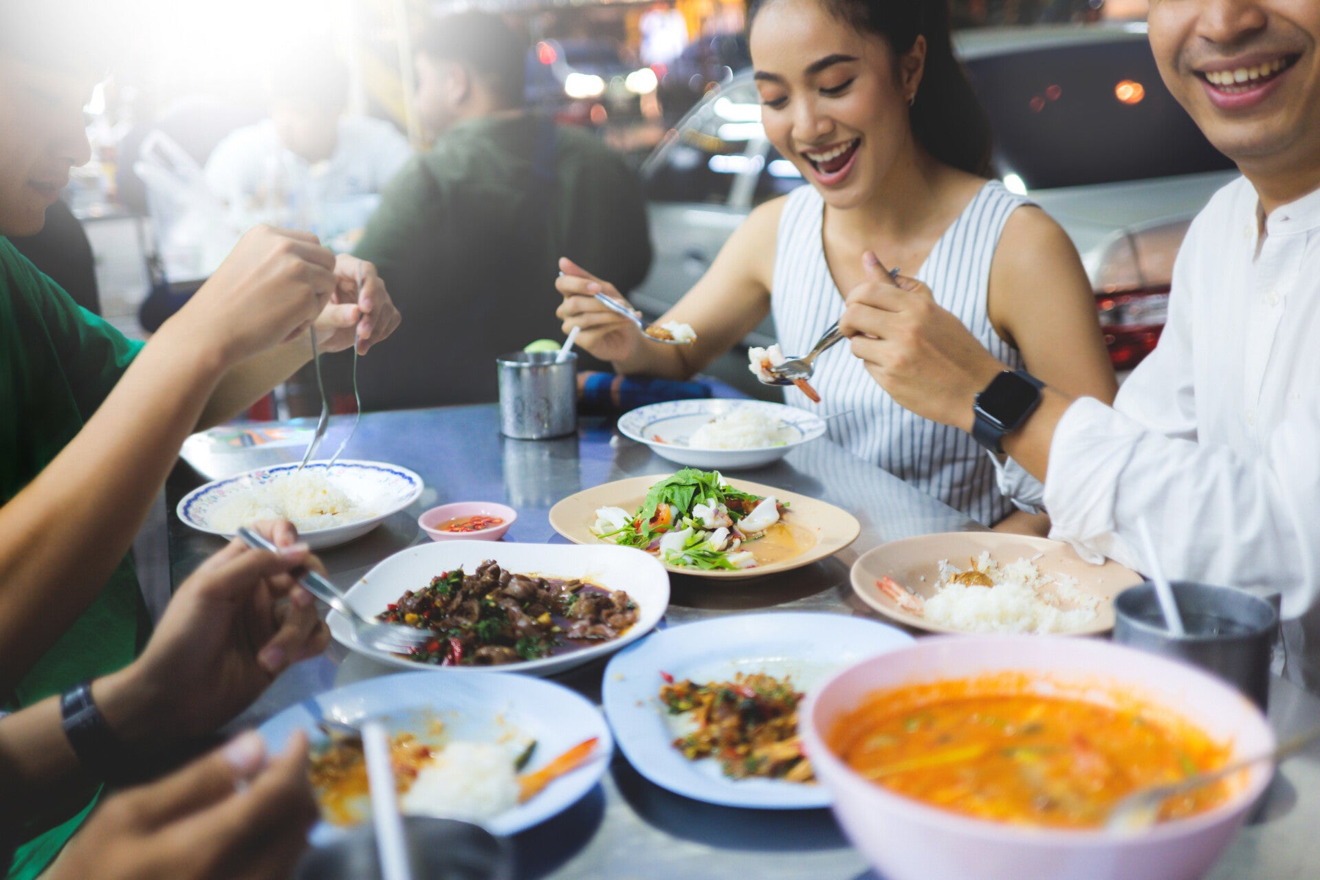 Được hỏi cứu ai khi mẹ, vợ và con gái cùng rơi xuống nước, đáp án của chồng khiến vợ muốn bật khóc - Ảnh 2.