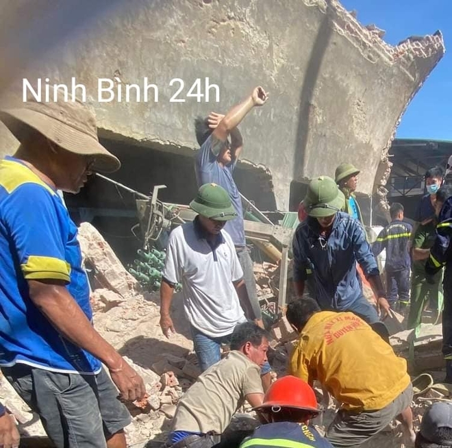 Sập nhà kho ở Ninh Bình: Nhiều người bị vùi lấp giữa đống đổ nát - Ảnh 2.