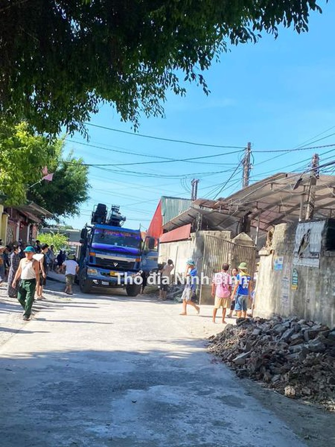 Sập nhà kho ở Ninh Bình: Nhiều người bị vùi lấp giữa đống đổ nát - Ảnh 4.