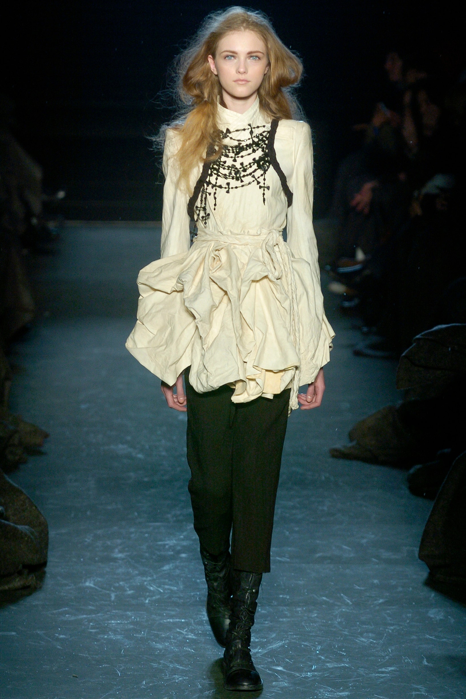 ann-demeulemeester-fall-2005-ready-to-wear-03-vlada-roslyakova-1723109990823-1723109992214411066003-1723178324043-17231783241331632964930.jpg