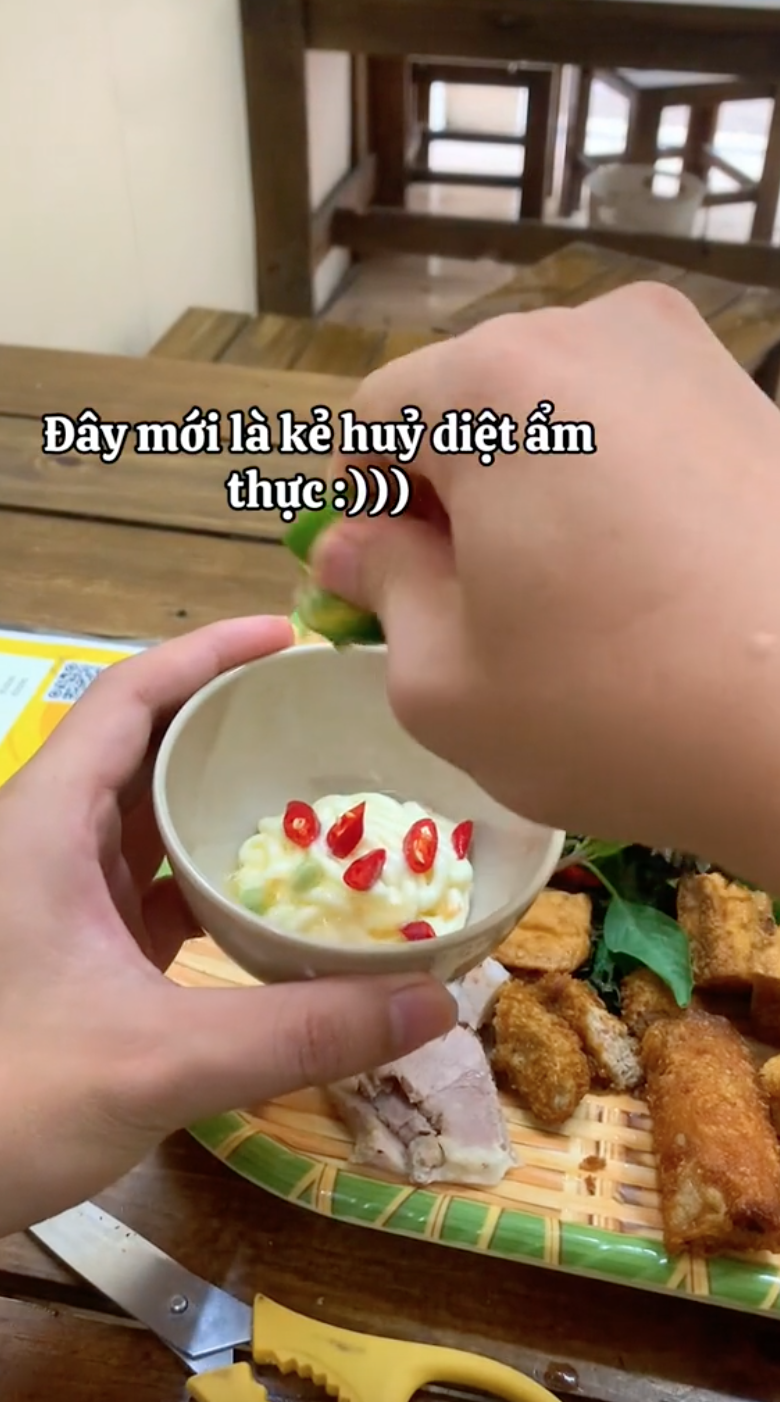 Chàng trai ăn bún đậu với... mayonnaise khiến nhiều người bức xúc: 