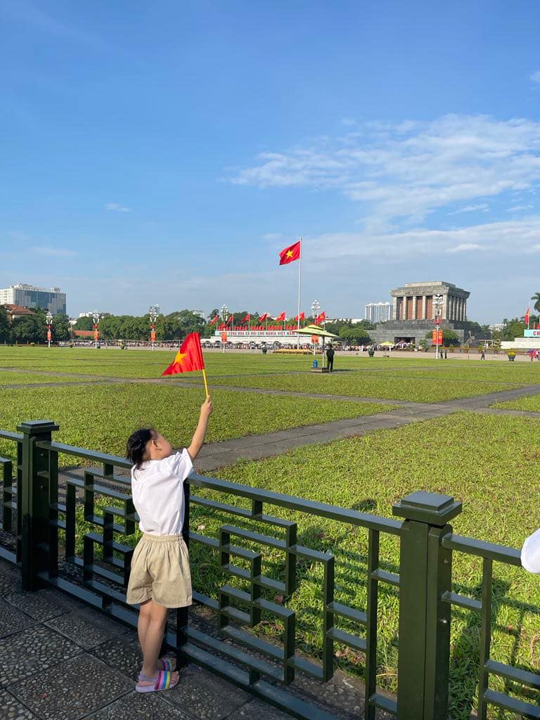 Chuyện “nhà tôi treo 1 lá cờ” và bài học đầu tiên dạy con về lòng yêu nước- Ảnh 2.