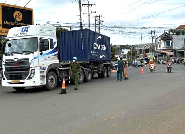 Tạm giữ lái xe đầu kéo container cán tử vong hai dì cháu ở Bình Phước - Ảnh 1.