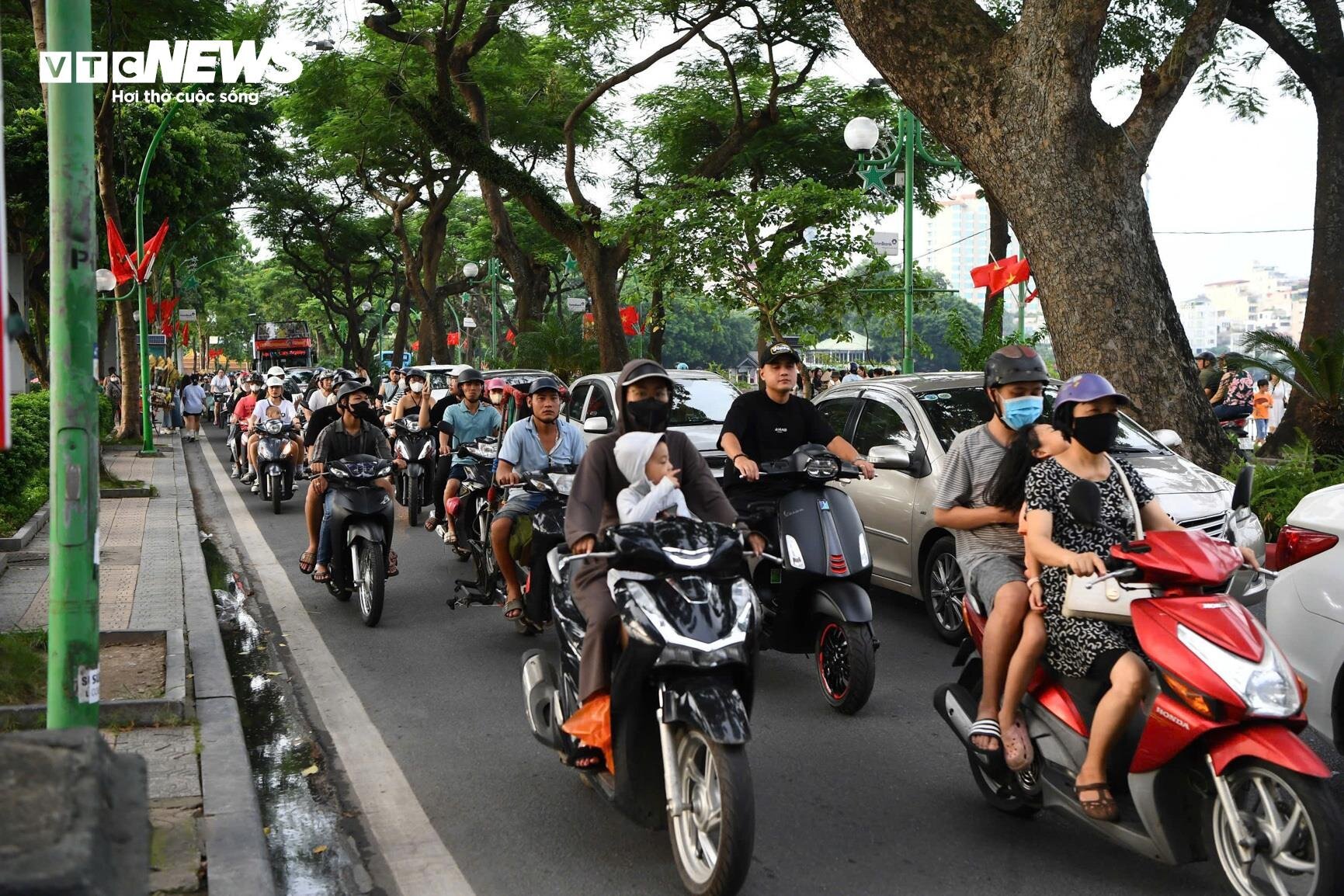 Trung tâm Hà Nội từ sáng đến tối đông kín người đi chơi lễ, đón Quốc khánh 2/9 - Ảnh 3.