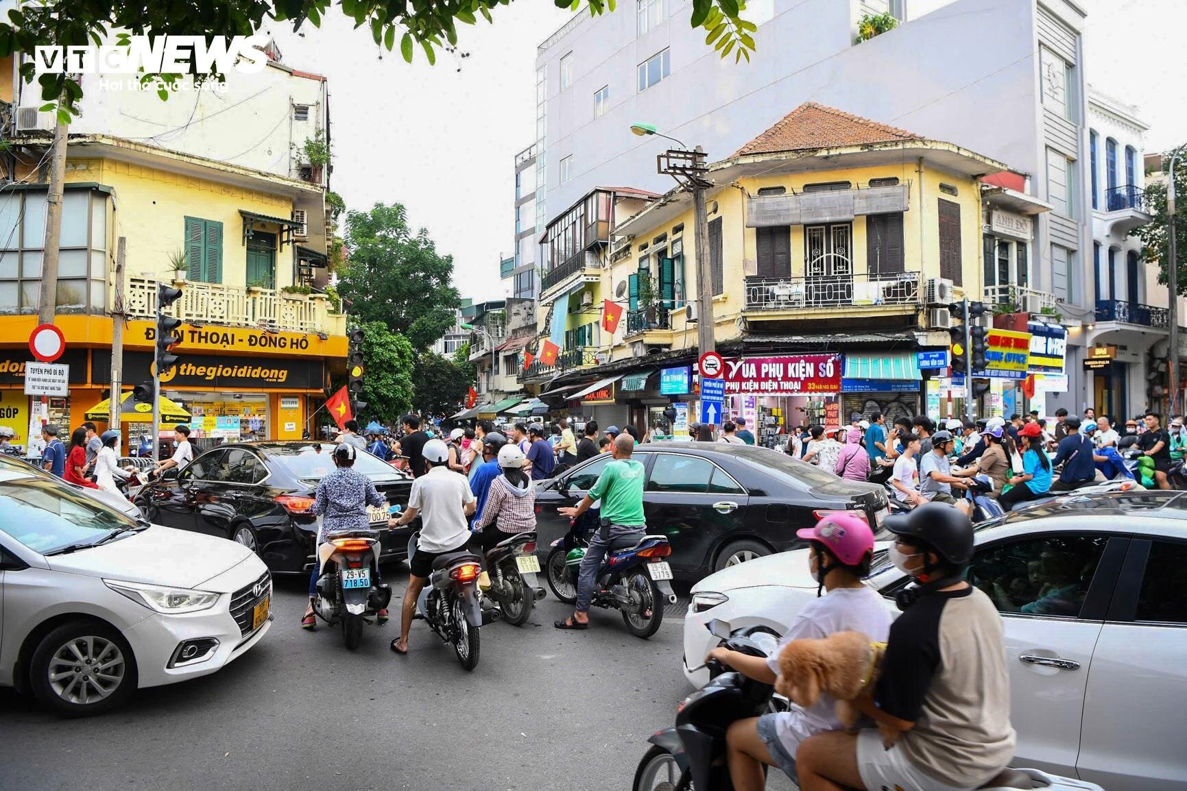 Trung tâm Hà Nội từ sáng đến tối đông kín người đi chơi lễ, đón Quốc khánh 2/9 - Ảnh 4.