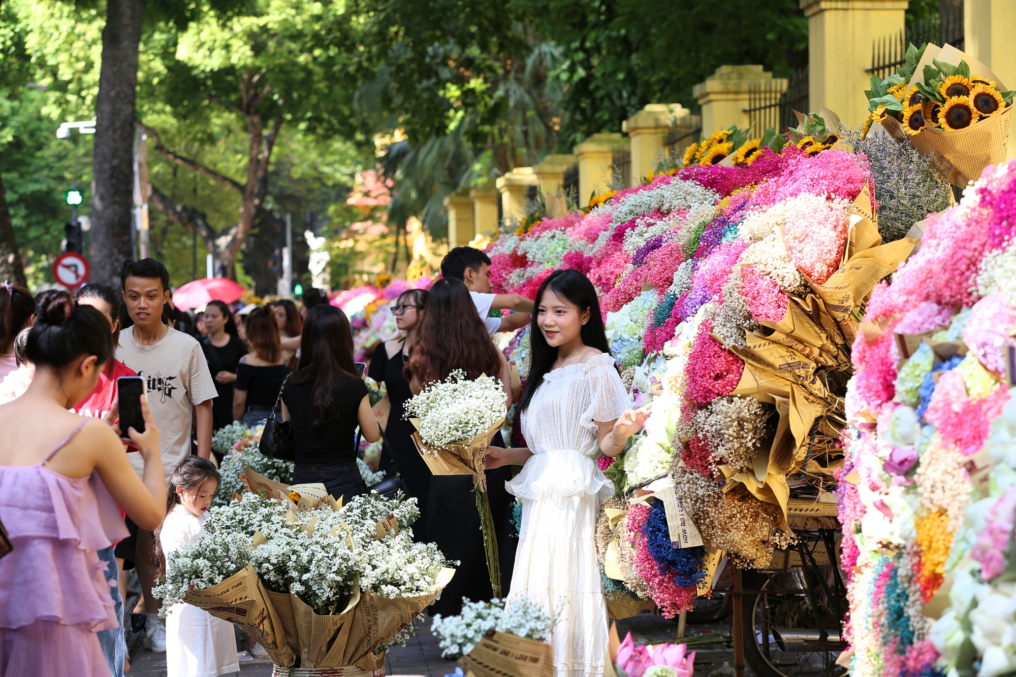 Hà Nội: Đông nghịt &quot;nàng thơ&quot; chen chân chụp ảnh dưới ánh nắng mùa thu trên phố Phan Đình Phùng, Hoàng Diệu- Ảnh 3.